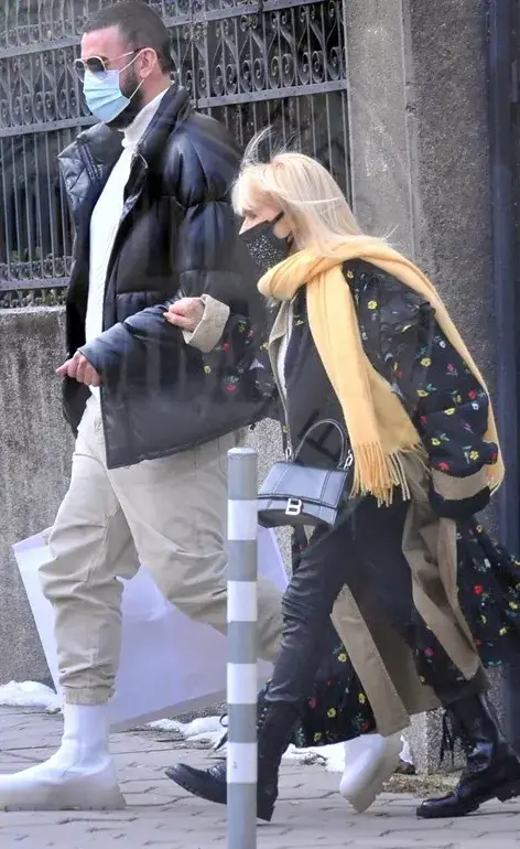 Лили грохна в навечерието на турнето, гуши се в млад левент