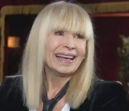 Лили Иванова разпродава тениски, автографи и албуми