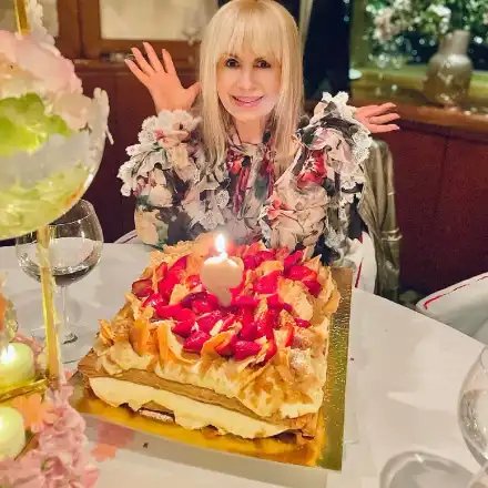 Лили обезсмърти тортата на икономката си