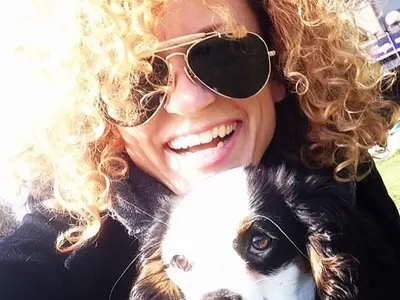 Люси Дяковска се обясни на кучето си в любов