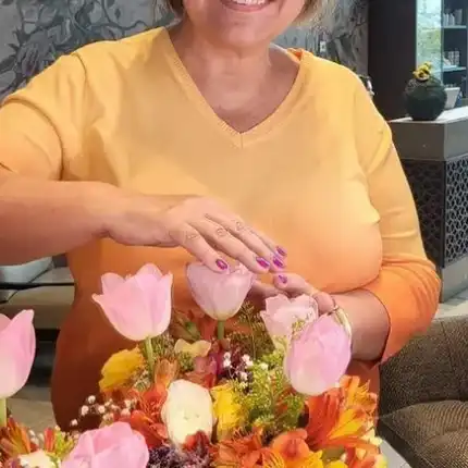 Марта Вачкова се фука с лилав маникюр