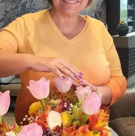 Марта Вачкова се фука с лилав маникюр