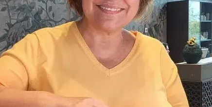 Марта Вачкова се фука с лилав маникюр