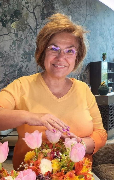 Марта Вачкова се фука с лилав маникюр