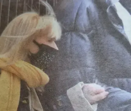 Маска, обсипани с камъни, пази Лили от мръсен  въздух и зарази