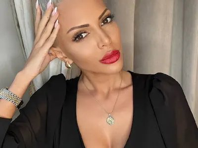 Мис Плеймейт си търси работници! Ще си прави сайт