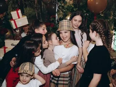 Николета празнува ЧРД на щерка си с Валери и Михайлов