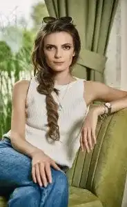 Нора Шопова с чанта за хилядарка