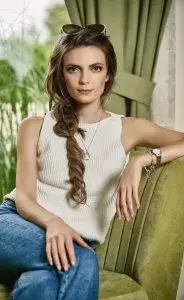 Нора Шопова с чанта за хилядарка