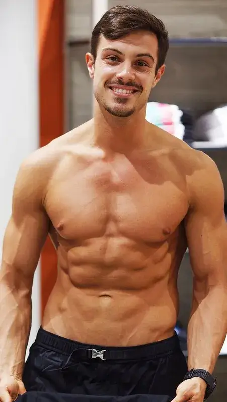 Палави лелки атакуват Филип Буков с мръснишки предложения