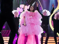 5 часа преобразяват Алисия като Netta