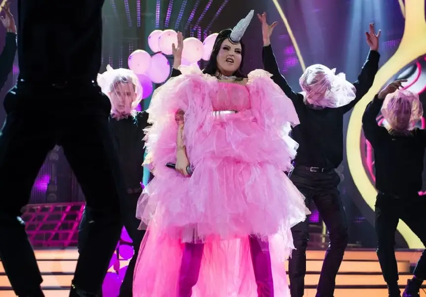 5 часа преобразяват Алисия като Netta