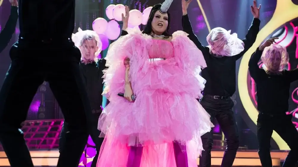 5 часа преобразяват Алисия като Netta