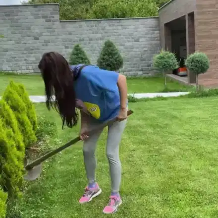 Преслава пак се скри на село