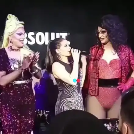 Преслава се кълчи с травестит на сцената