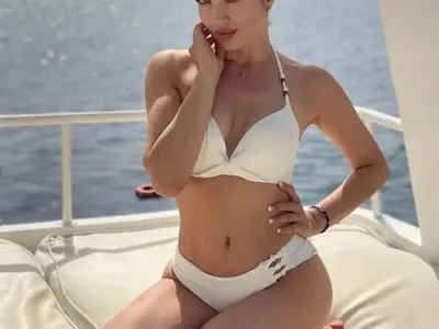 Райна пръска сексапил от яхта