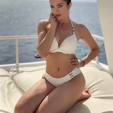 Райна пръска сексапил от яхта