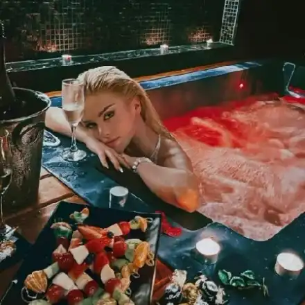 Рапърът Наско Колев и чалгарката Лидия на почивка в Барселона