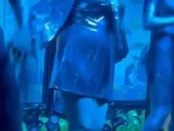 Резил: Емилия се върна на сцената с огромен корем и неподходящ тоалет (СНИМКИ)