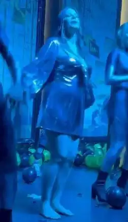 Резил: Емилия се върна на сцената с огромен корем и неподходящ тоалет (СНИМКИ)