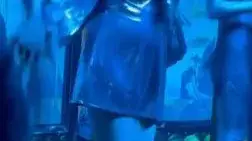 Резил: Емилия се върна на сцената с огромен корем и неподходящ тоалет (СНИМКИ)