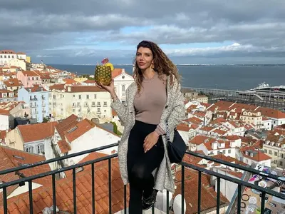 Сървайвърка размята ананас в Португалия