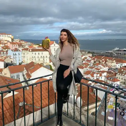 Сървайвърка размята ананас в Португалия