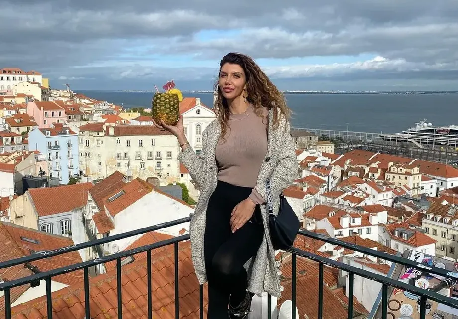 Сървайвърка размята ананас в Португалия