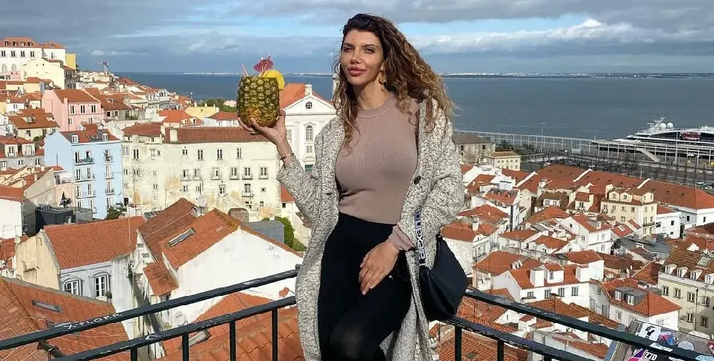 Сървайвърка размята ананас в Португалия