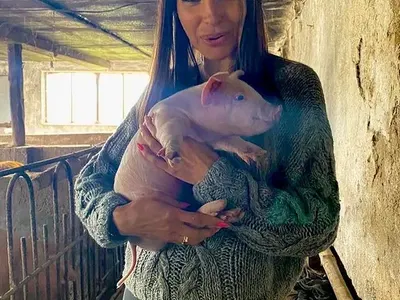 Скандалната кандидат-кметица на Момин проход награби прасе (Снимки)