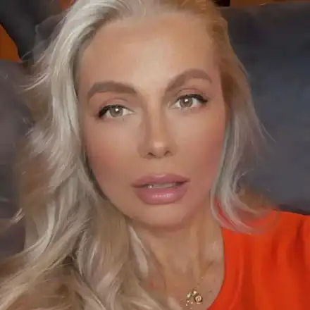 Венета Райкова трепери за цветята на балкона