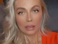 Венета Райкова трепери за цветята на балкона