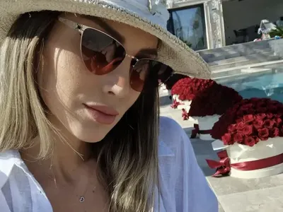 Алекс Богданска се фука с подарък - 1001 рози