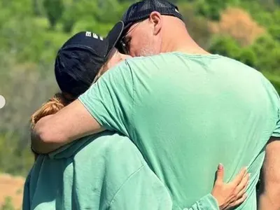 Алекс Раева крие мъжа си! Показа му само гърба (СНИМКИ)