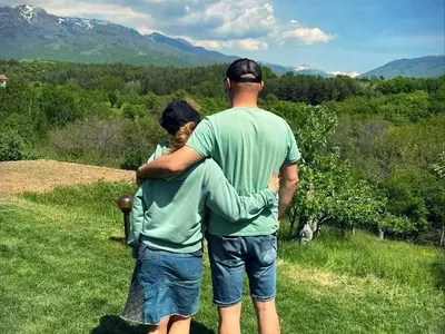 Алекс Раева крие мъжа си! Показа му само гърба (СНИМКИ)