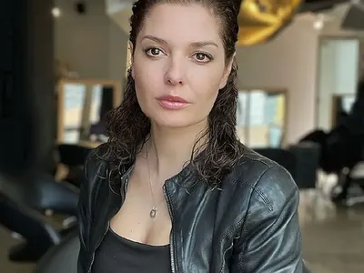 Алекс Сърчаджиева глътнала муха на сцената