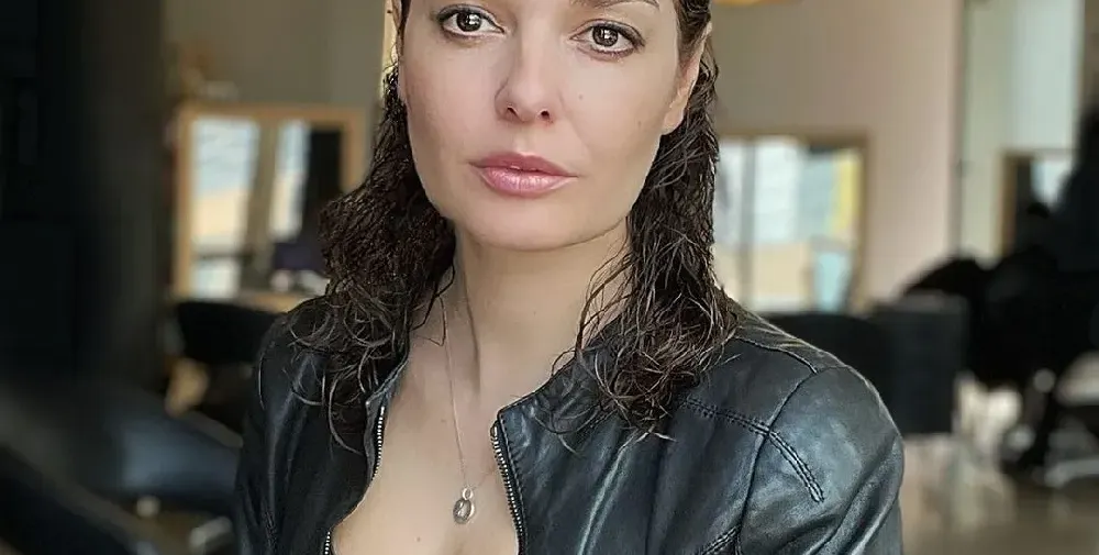 Алекс Сърчаджиева глътнала муха на сцената