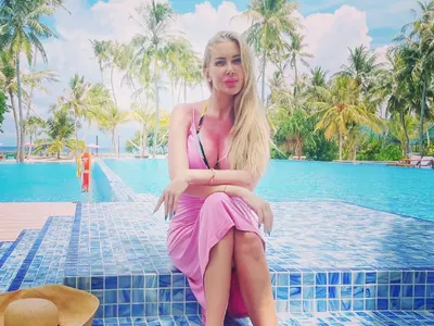 Антония Петрова  едва скрива  наедрелия корем