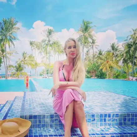 Антония Петрова  едва скрива  наедрелия корем