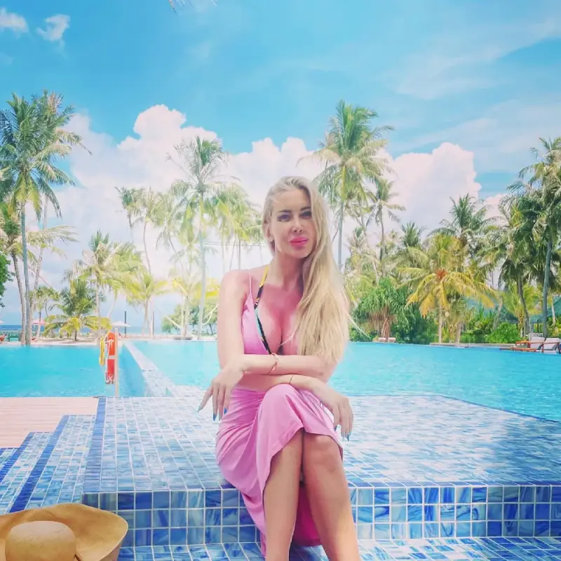 Антония Петрова  едва скрива  наедрелия корем