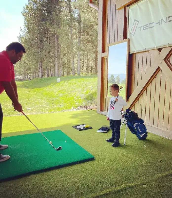 Антония Петрова прави сина си голфър