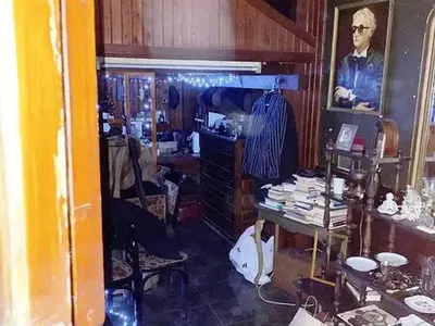 Апартаментът на Денди – мрачен и пуст! Само племенницата му ходи от време на време