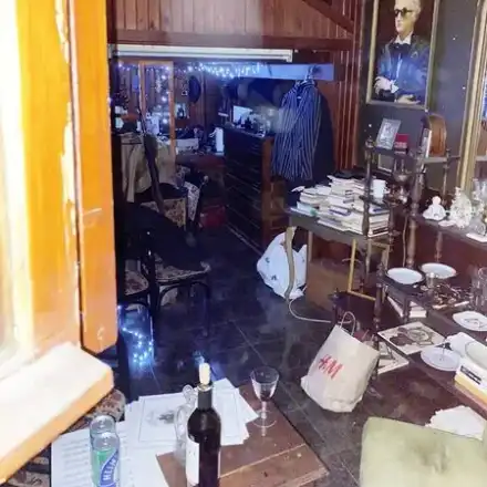 Апартаментът на Денди – мрачен и пуст! Само племенницата му ходи от време на време