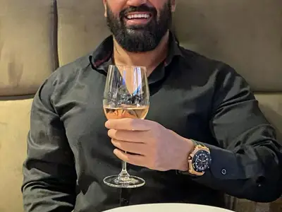 Азис изкара 24 май във фитнеса