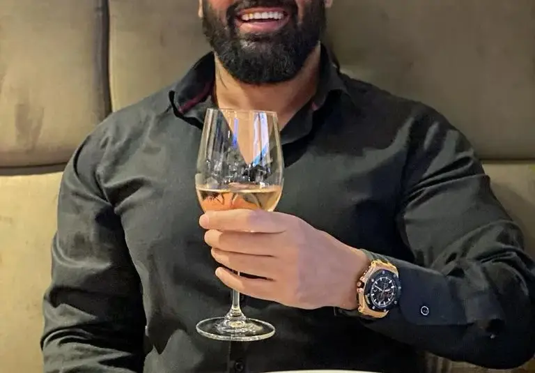 Азис изкара 24 май във фитнеса