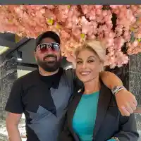 Азис трогна майка си