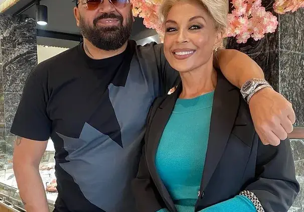 Азис трогна майка си