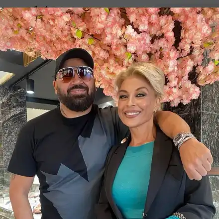 Азис трогна майка си