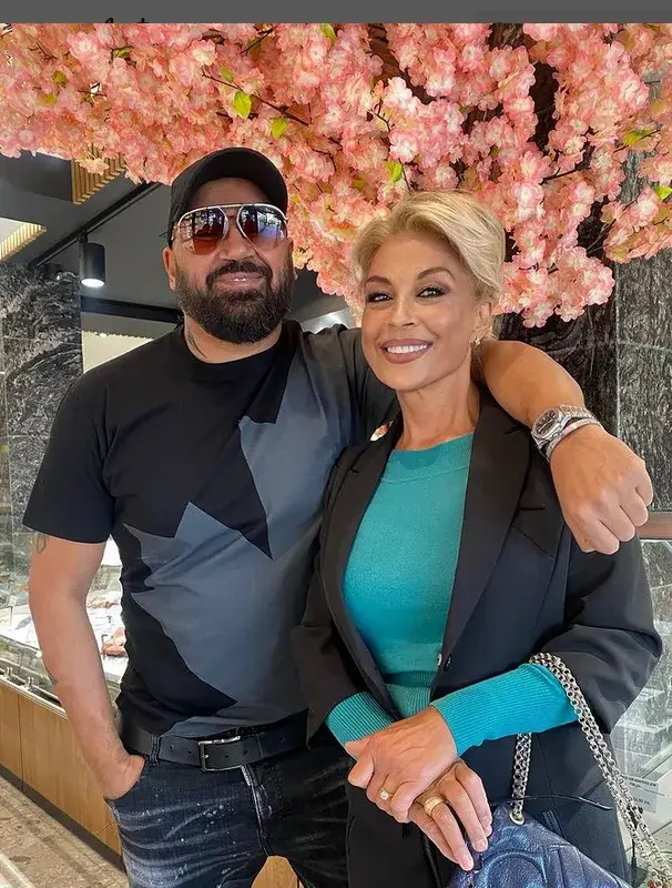 Азис трогна майка си