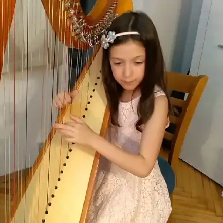Българско музикантче шашна американците! 12-годишната Никол е най-малката арфистка с албум